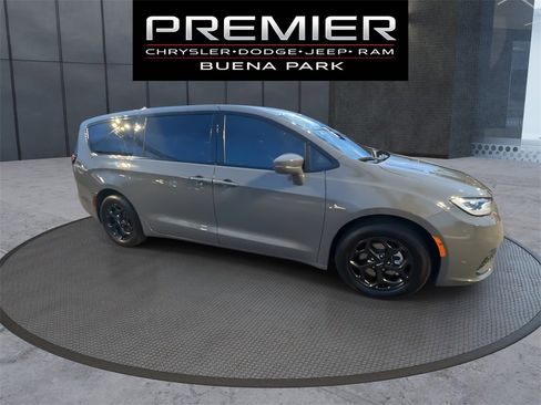 Used 2022 Chrysler Pacifica Touring-L w/ S Appearance Package image 2