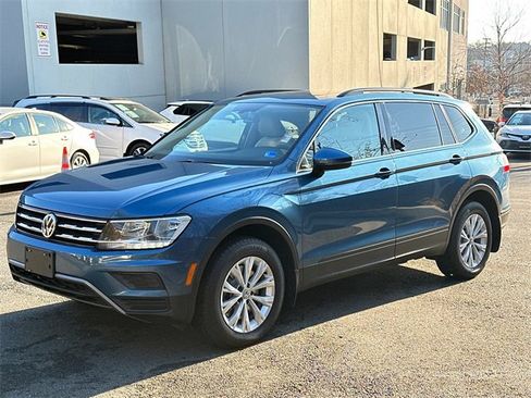 Used 2019 Volkswagen Tiguan SE w/ Panoramic Sunroof Package image 2