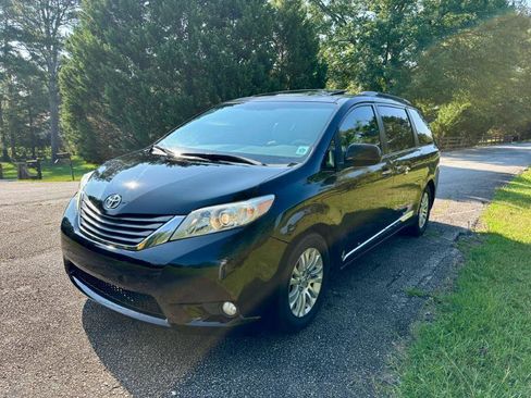 Used 2011 Toyota Sienna XLE w/ Premium Pkg image 4