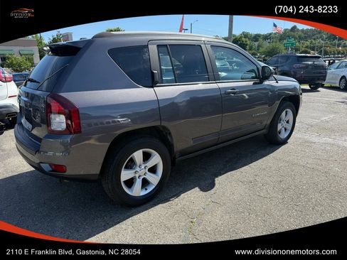 Used 2017 Jeep Compass Latitude AWD/4WD image 4