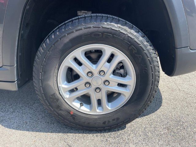 Used 2023 Jeep Grand Cherokee Laredo AWD/4WD image 11