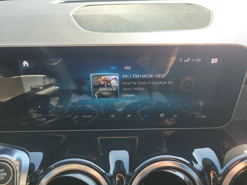 Used 2021 Mercedes-Benz GLB 250 4MATIC w/ Premium Package image 33