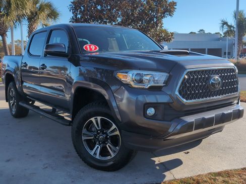 Certified 2019 Toyota Tacoma TRD Sport image 2