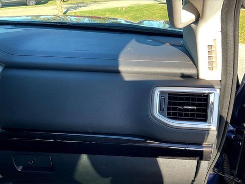 Used 2018 Nissan Titan SV image 16