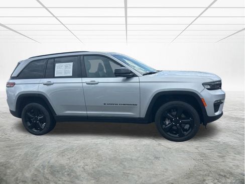 Used 2024 Jeep Grand Cherokee Limited w/ Black Appearance Package RWD image 3