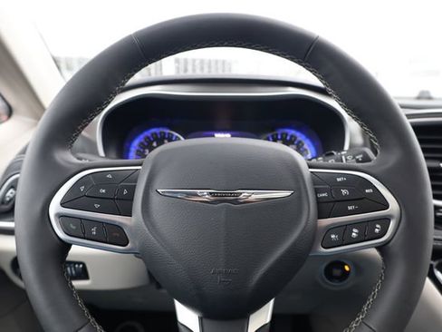 Used 2024 Chrysler Pacifica Touring-L image 13