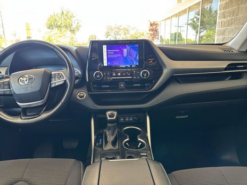 Used 2025 Toyota Highlander LE FWD image 35