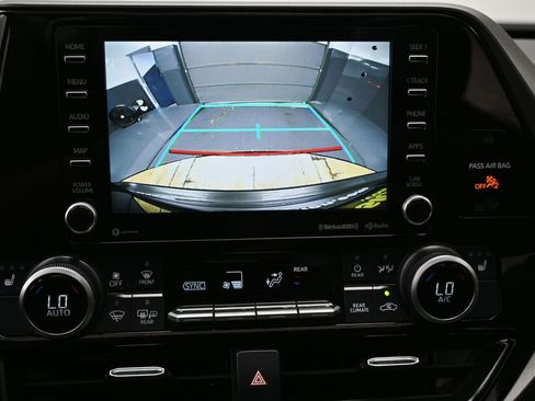 Used 2021 Toyota Highlander XLE AWD/4WD image 24