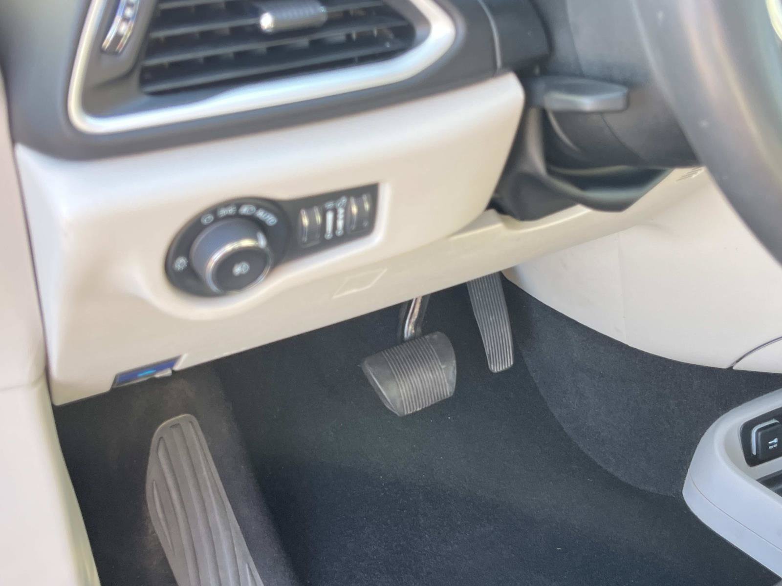 Used 2024 Chrysler Pacifica Touring-L FWD image 31