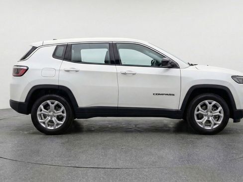 Used 2025 Jeep Compass Latitude image 9