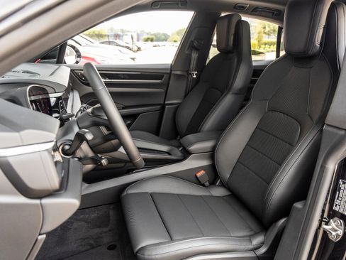 Certified 2025 Porsche Macan Electric image 5