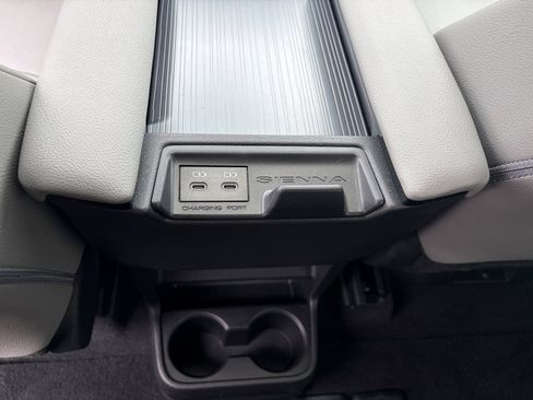 Used 2026 Toyota Sienna XLE FWD image 33