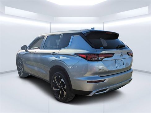 Used 2023 Mitsubishi Outlander SE image 5