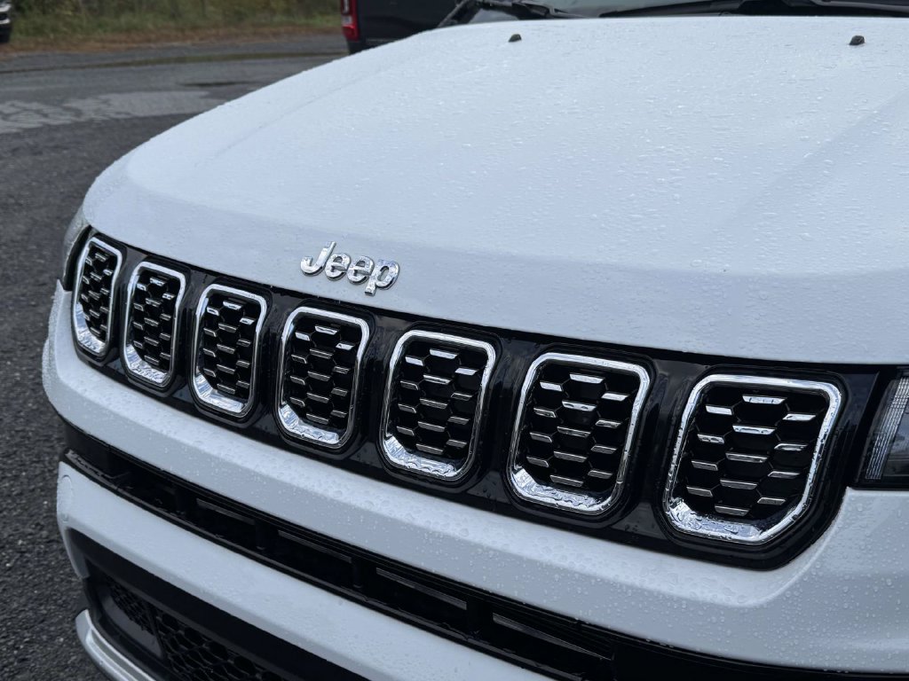 Used 2025 Jeep Compass Limited AWD/4WD image 4