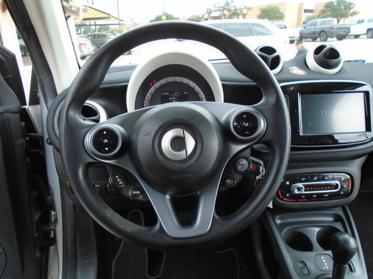 Used 2017 smart fortwo pure RWD image 12