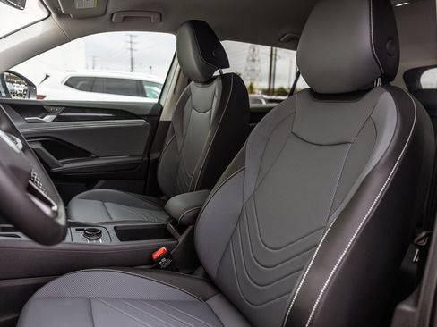 New 2025 Volkswagen Tiguan SE image 8