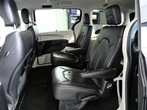 Used 2017 Chrysler Pacifica Touring-L w/ Tire & Wheel Group image 14