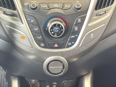 Used 2016 Hyundai Veloster FWD image 29