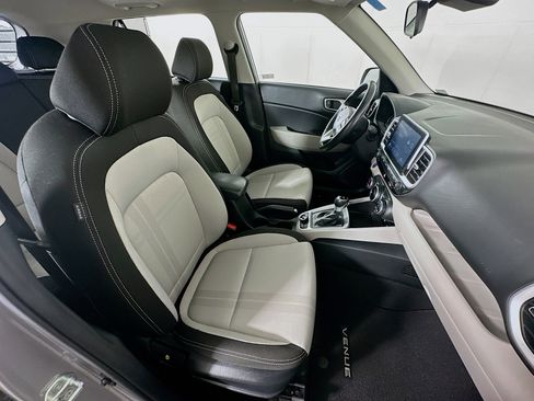Used 2024 Hyundai Venue SEL image 29