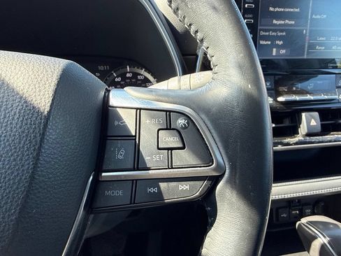 Used 2021 Toyota Highlander XLE AWD/4WD image 13