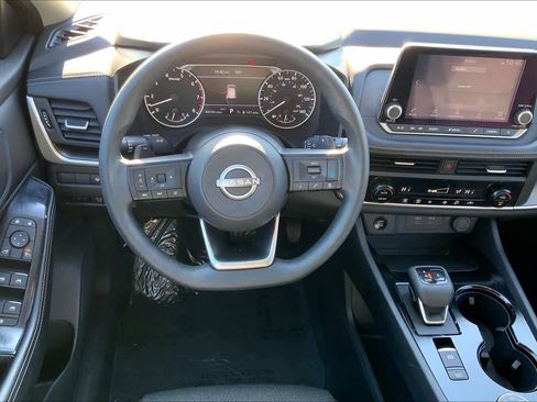 Used 2024 Nissan Rogue SV image 5