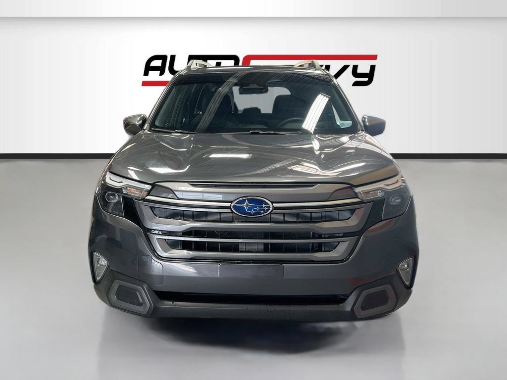 Used 2025 Subaru Forester Premium AWD/4WD image 2