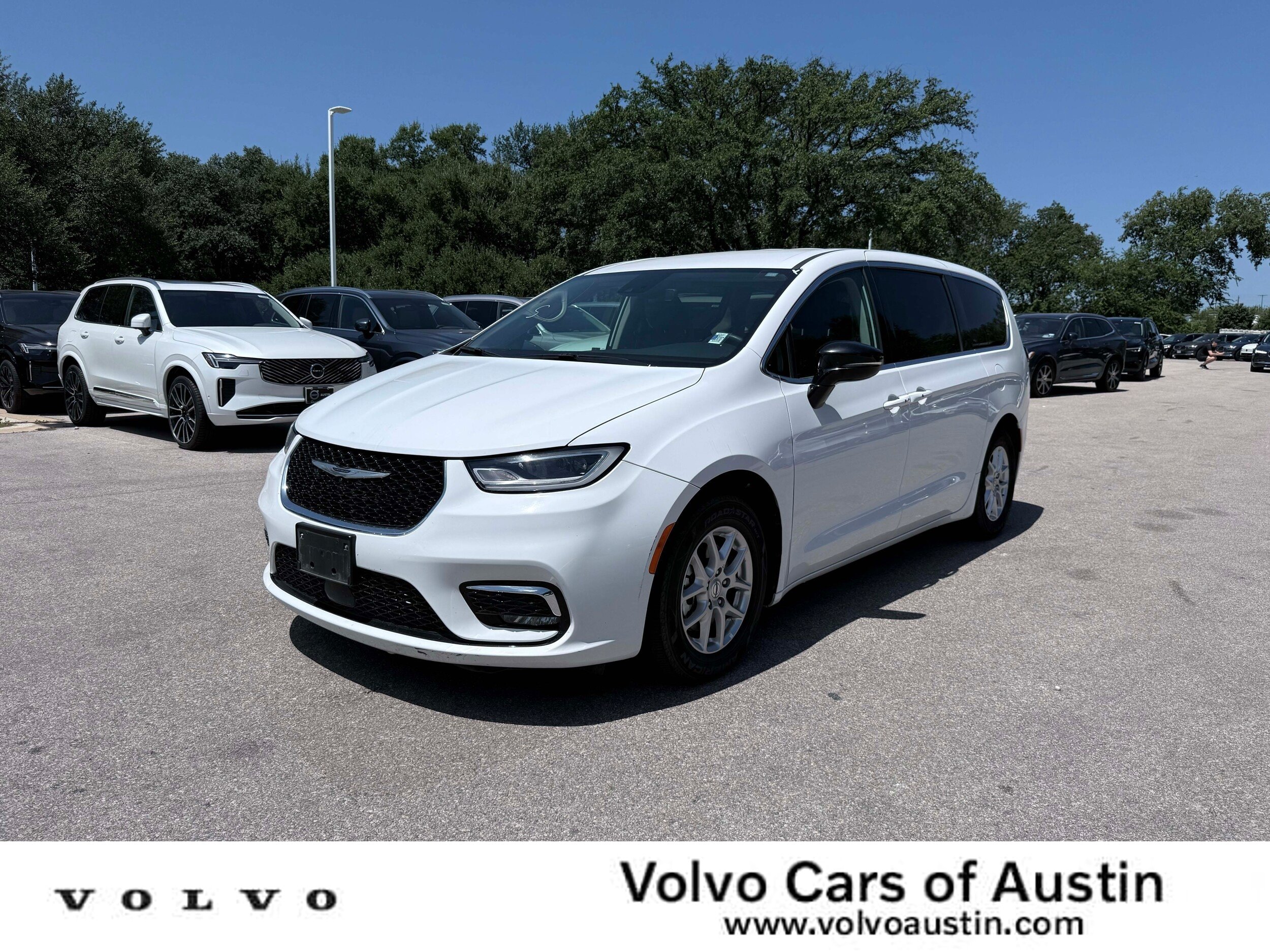 Used 2024 Chrysler Pacifica Touring-L FWD image 1