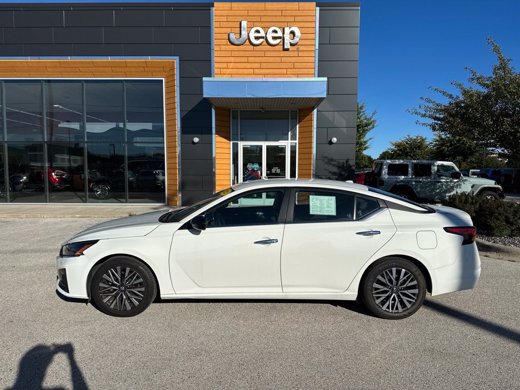 Used 2025 Nissan Altima 2.5 SV FWD image 30