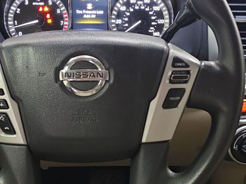 Used 2018 Nissan Titan SV image 17