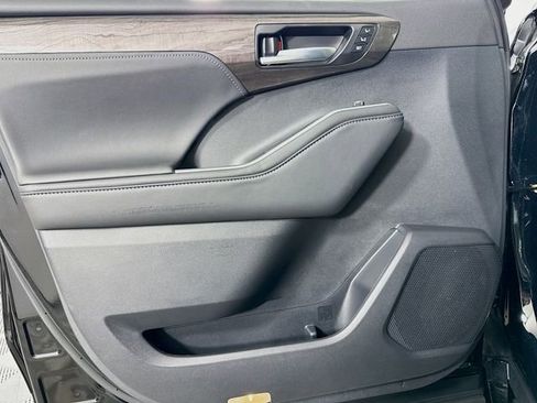 New 2026 Toyota Highlander Platinum image 13