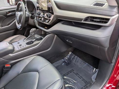 Used 2023 Toyota Highlander XLE FWD image 22