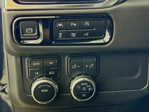 Used 2025 GMC Yukon XL Denali AWD/4WD image 10