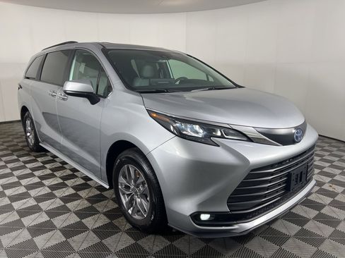 Used 2025 Toyota Sienna XLE image 21
