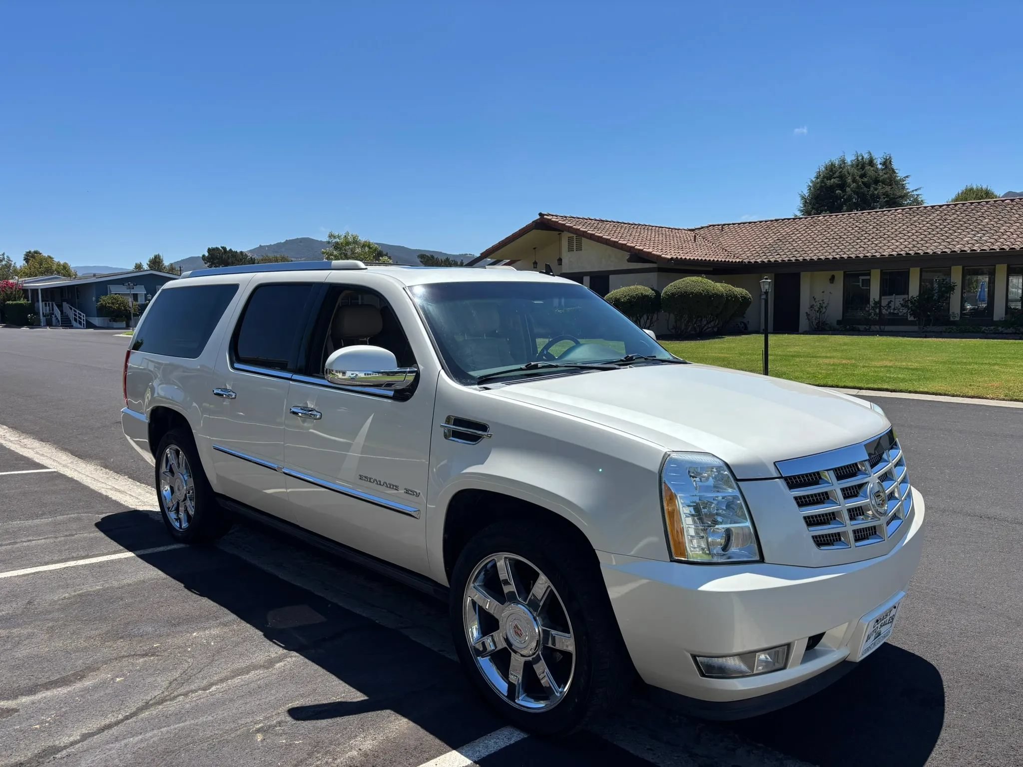 Used 2012 Cadillac Escalade ESV Luxury AWD/4WD image 8