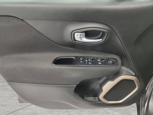 Used 2016 Jeep Renegade Latitude image 24