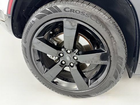 Used 2025 Land Rover Defender 110 X-Dynamic SE AWD/4WD image 32