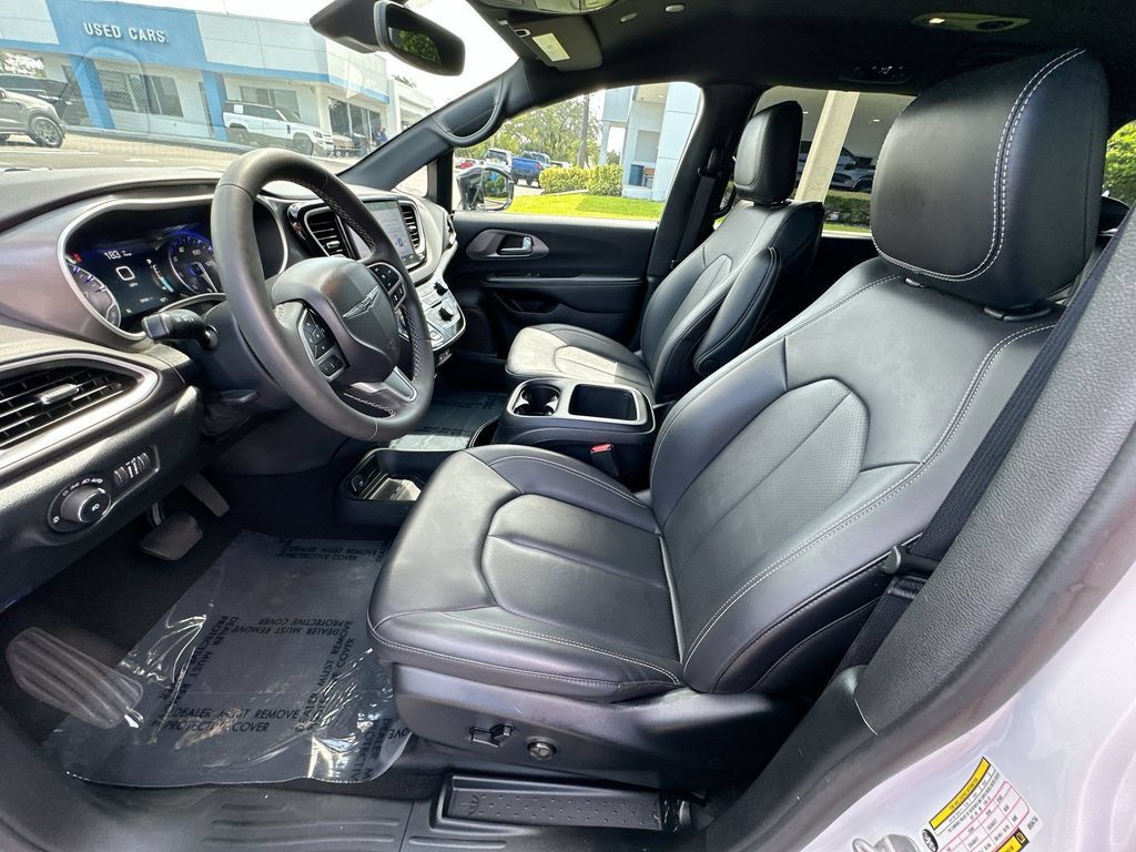 Used 2025 Chrysler Pacifica Select FWD image 19