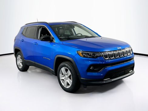Used 2022 Jeep Compass Latitude w/ Sun and Sound Group AWD/4WD image 3