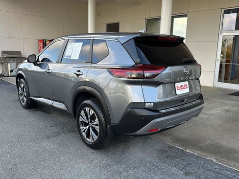 Used 2022 Nissan Rogue SV image 3