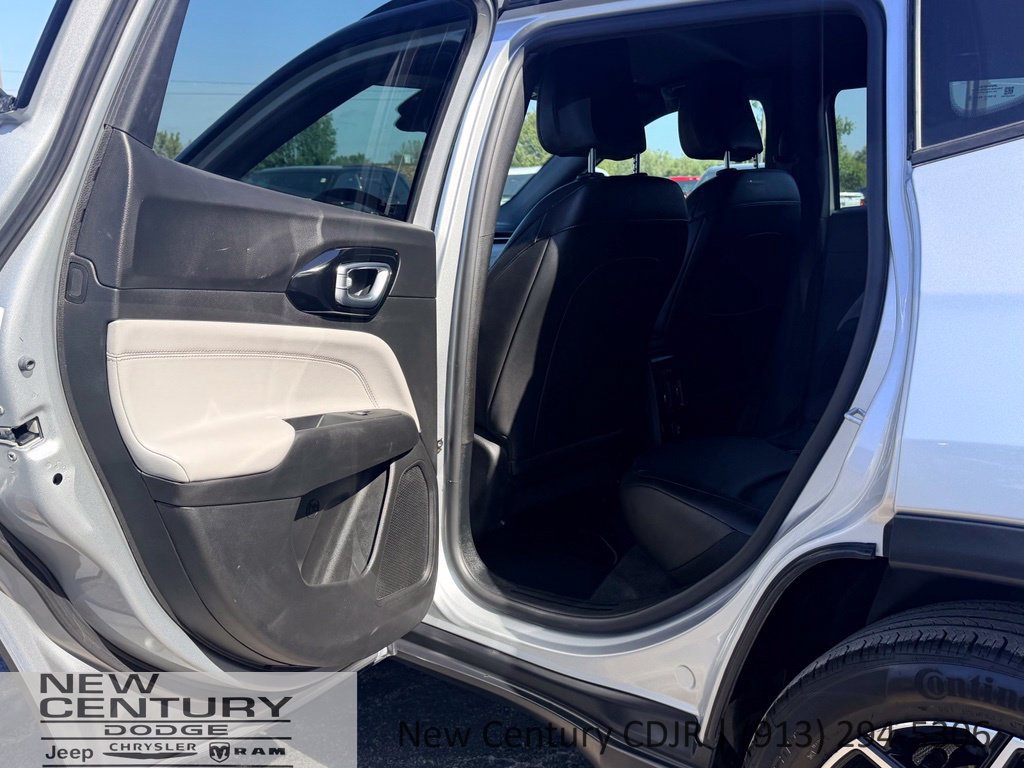 Used 2025 Jeep Compass Limited AWD/4WD image 12