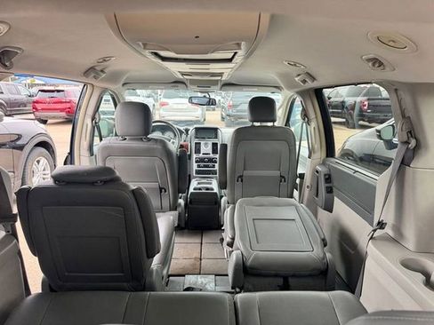 Used 2008 Chrysler Town & Country Touring FWD image 8