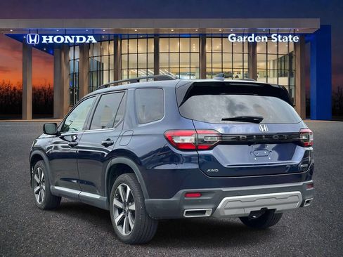 Used 2024 Honda Pilot Touring image 3