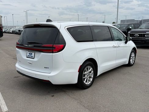 Used 2023 Chrysler Pacifica Touring-L FWD image 35