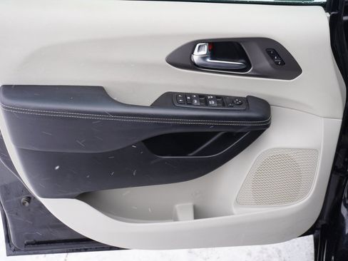 Used 2023 Chrysler Pacifica Touring-L image 11