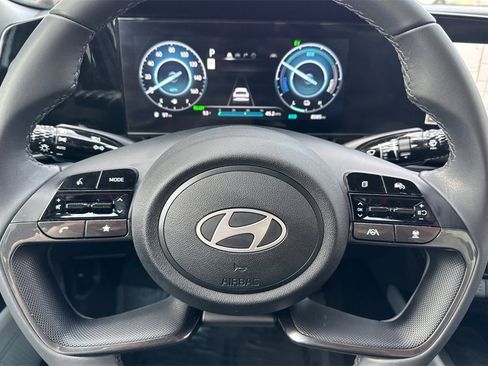 Used 2025 Hyundai Elantra Limited image 27