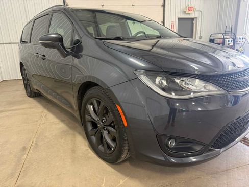 Used 2020 Chrysler Pacifica Limited FWD image 10