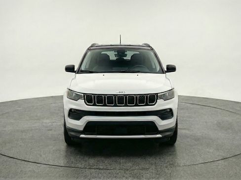 Used 2025 Jeep Compass Latitude AWD/4WD image 2