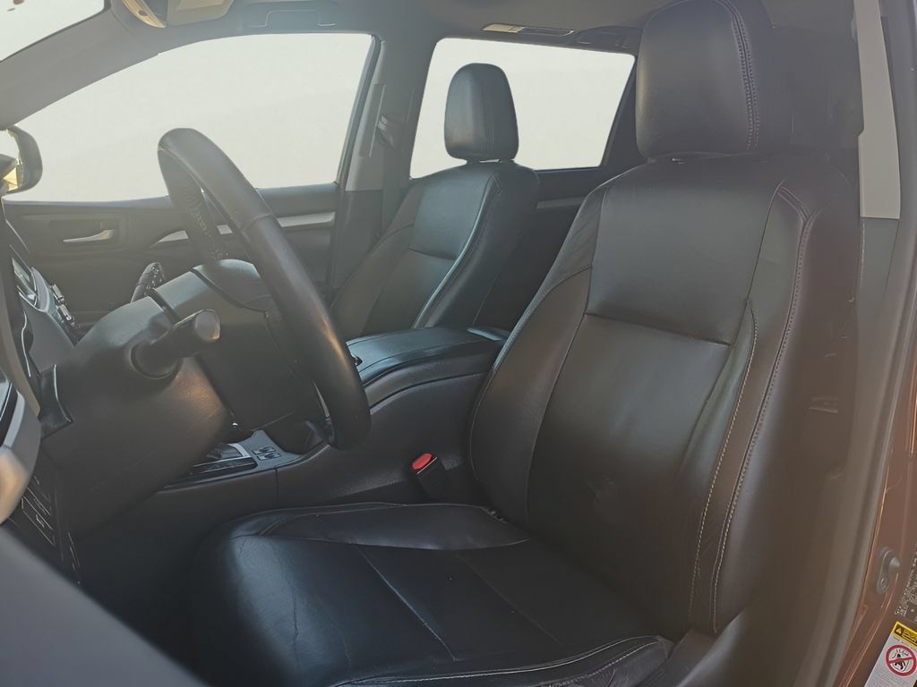Used 2018 Toyota Highlander XLE AWD/4WD image 5