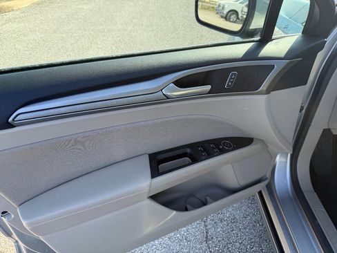 Used 2020 Ford Fusion SE image 11