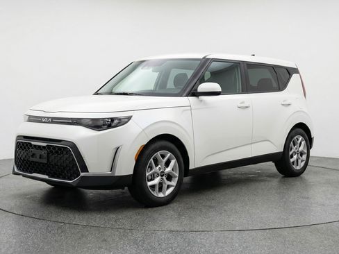 Used 2025 Kia Soul LX w/ LX Technology Package image 3